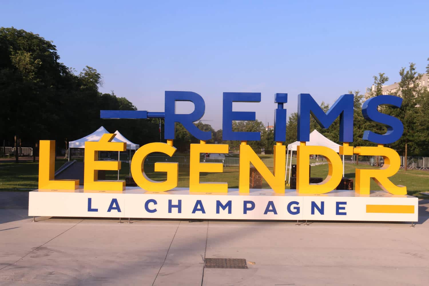 Reims, cité des sacres et du champagne, sait accueillir. Que soit pour la richesse du patrimoine historique, des arts ou pour le délice des papilles, venez profiter de cette magnifique ville. Proche de Paris (45 min de TGV), beaucoup de découverte vous attendent au pied de la Gare du centre ville. Vous ne savez pas quel parcours privilégier ? Laissez vous tenter par nos différents parcours pédestre ou à vélo, qui vous permettront de découvrir à votre rythme la cité des sacres et du champagne
