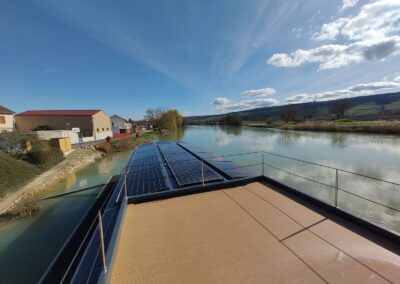 Situé sur le toit du House boat, accessible par des escaliers à la poupe du bateau, le solarium vous garantira le meilleur point de vue pour admirer nos paysages de Champagne