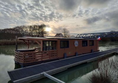 Vue d'ensemble du House Boat, de 15 m x 4 m