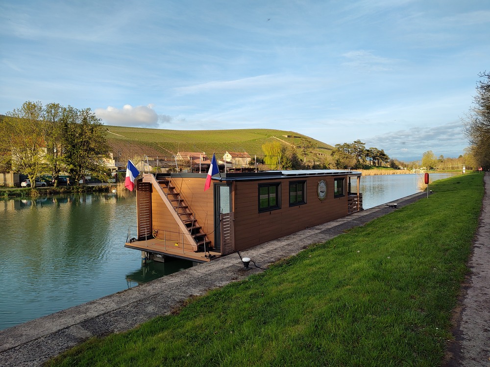 House Boat devant le clos des goisses format paysage