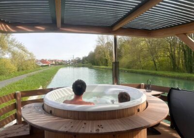 Un bain nordique, chaud ou froid, à l'avant du bateau vous permettra de vous détendre après une belle journée à découvrir le patrimoine champenois à pied, ou à vélo