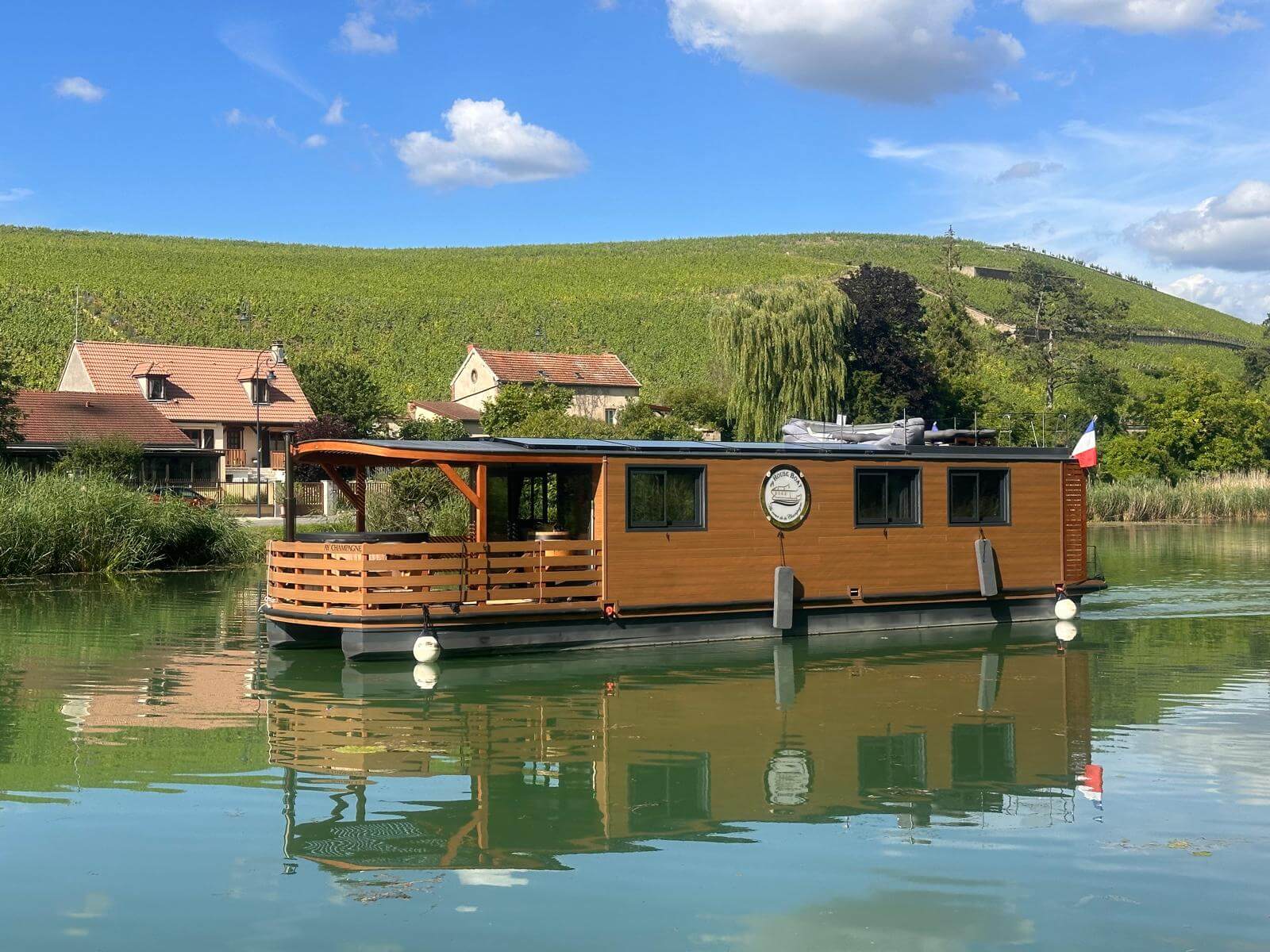 House Boat Ay Champagne devant le clos des Goisses