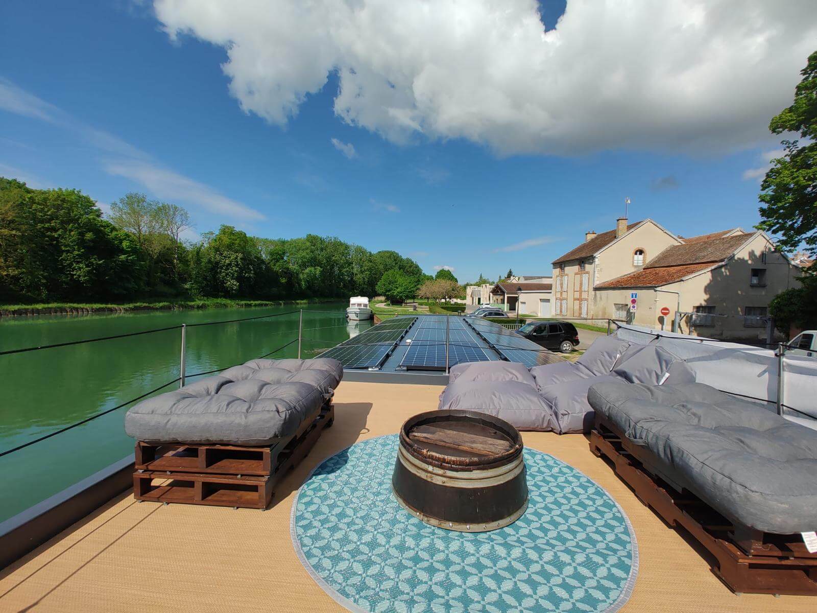 Solarium et Panneaux Solaires alimentant le bateau