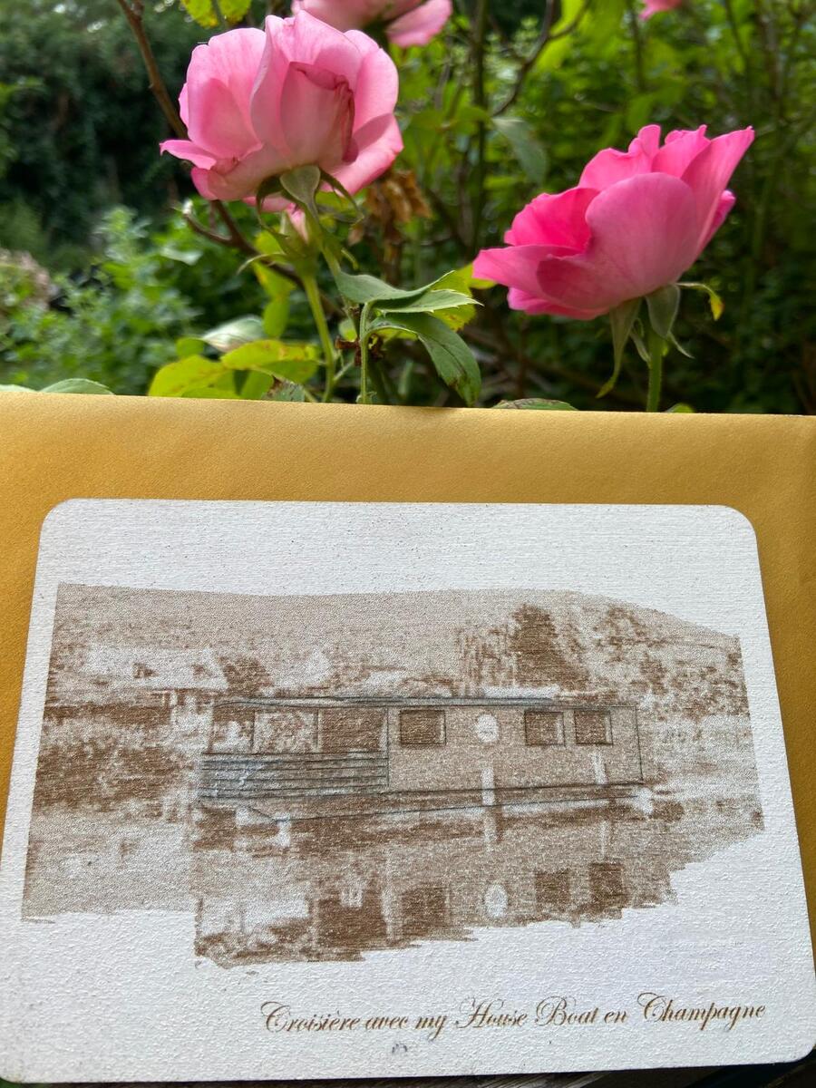 Bon cadeau gravé en bois pour une croisière privée en champagne