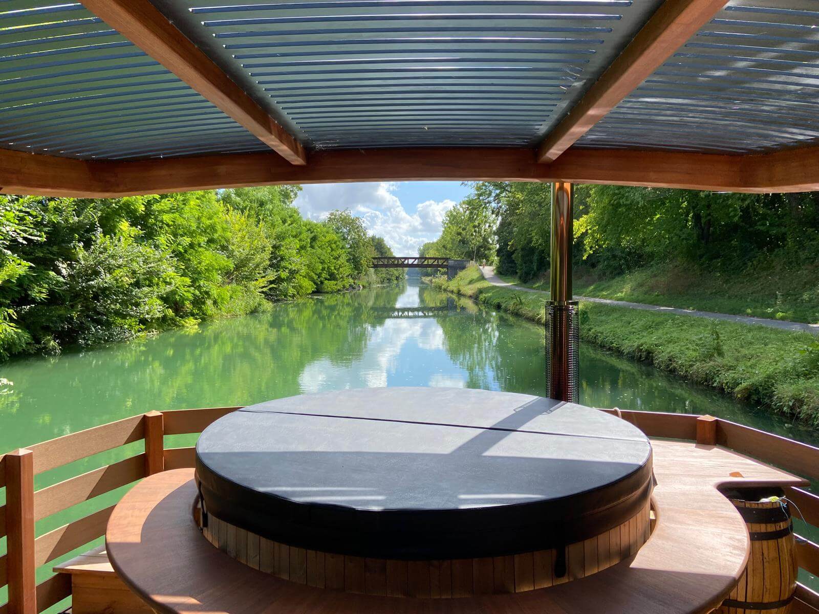 Promenade sur l'eau à bord d'un House Boat éco-responsable et solaire - vue sur la proue